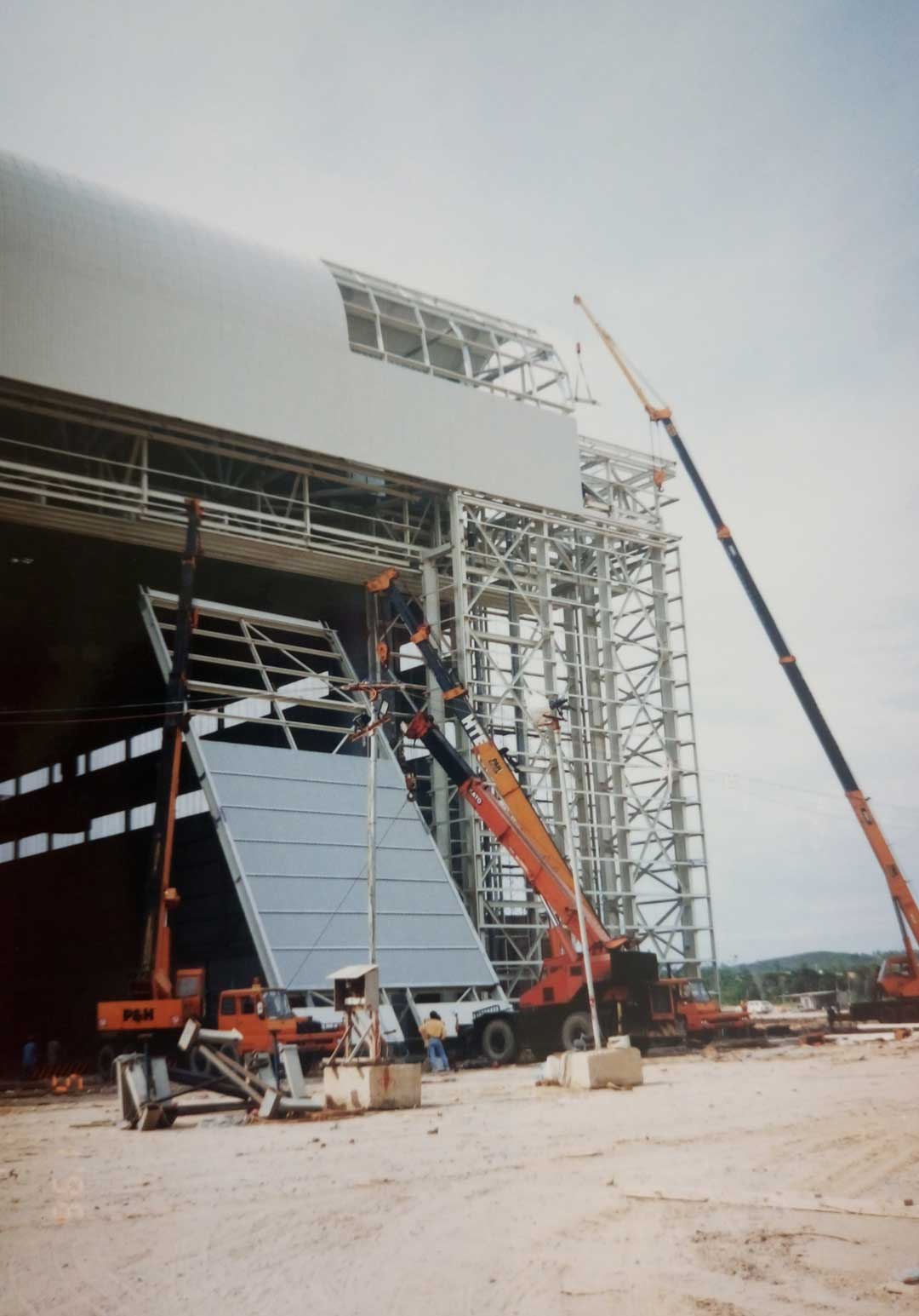 Brunei Hangar. Installation of hangar doors on site.